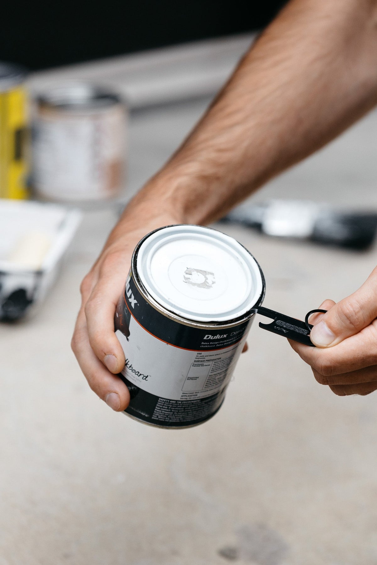 Outil multifonction Multi-Tool v2 Orbitkey — utilisé sur un pot de peinture