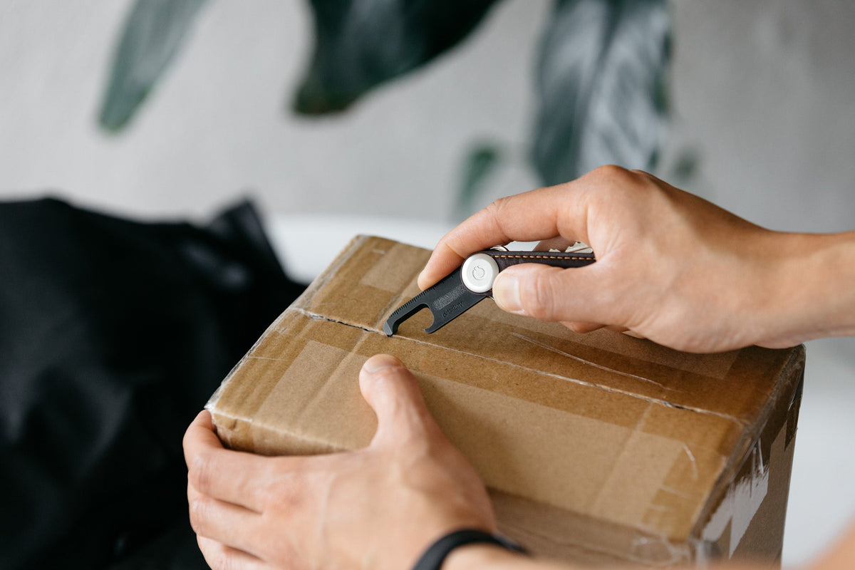 Outil multifonction Multi-Tool v2 Orbitkey — utilisé pour ouvrir un carton