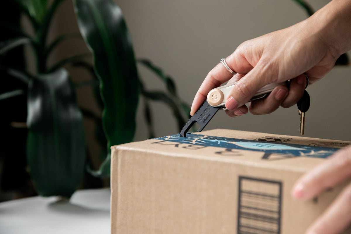 Outil multifonction Multi-Tool v2 Orbitkey — utilisé pour ouvrir un carton