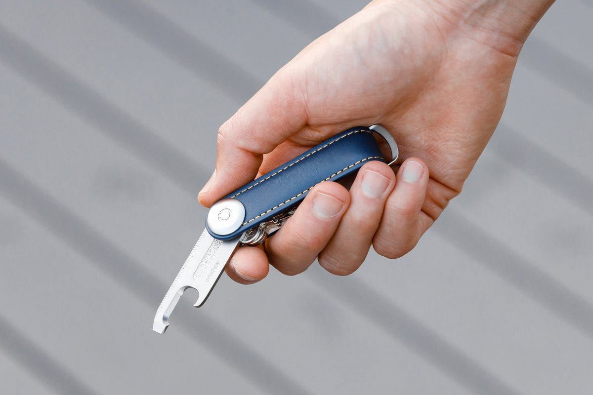 Outil multifonction Multi-Tool v2 Orbitkey — rangé dans un organiseur de clés bleu