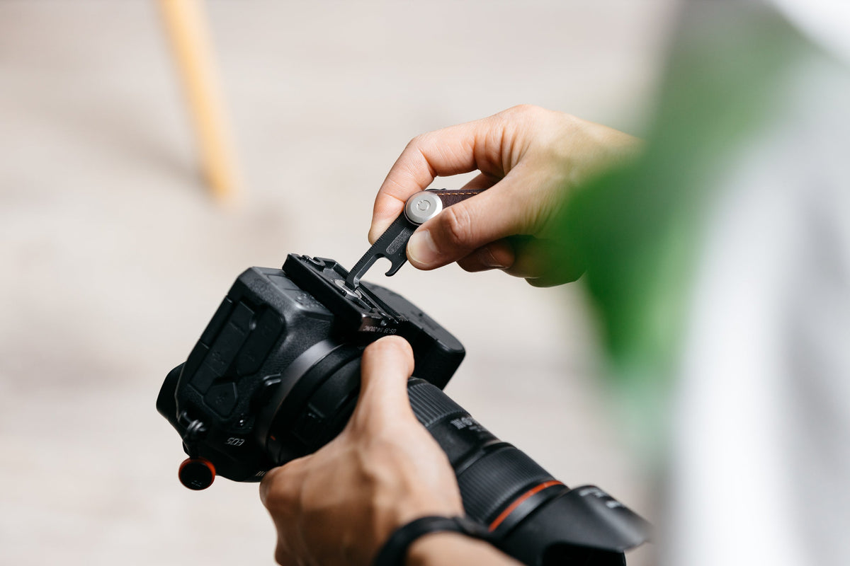 Outil multifonction Multi-Tool v2 Orbitkey — utilisé sur un appareil photo