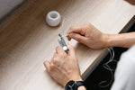 Outil multifonction Multi-Tool v2 Orbitkey — gros plan de l’outil tenu en main