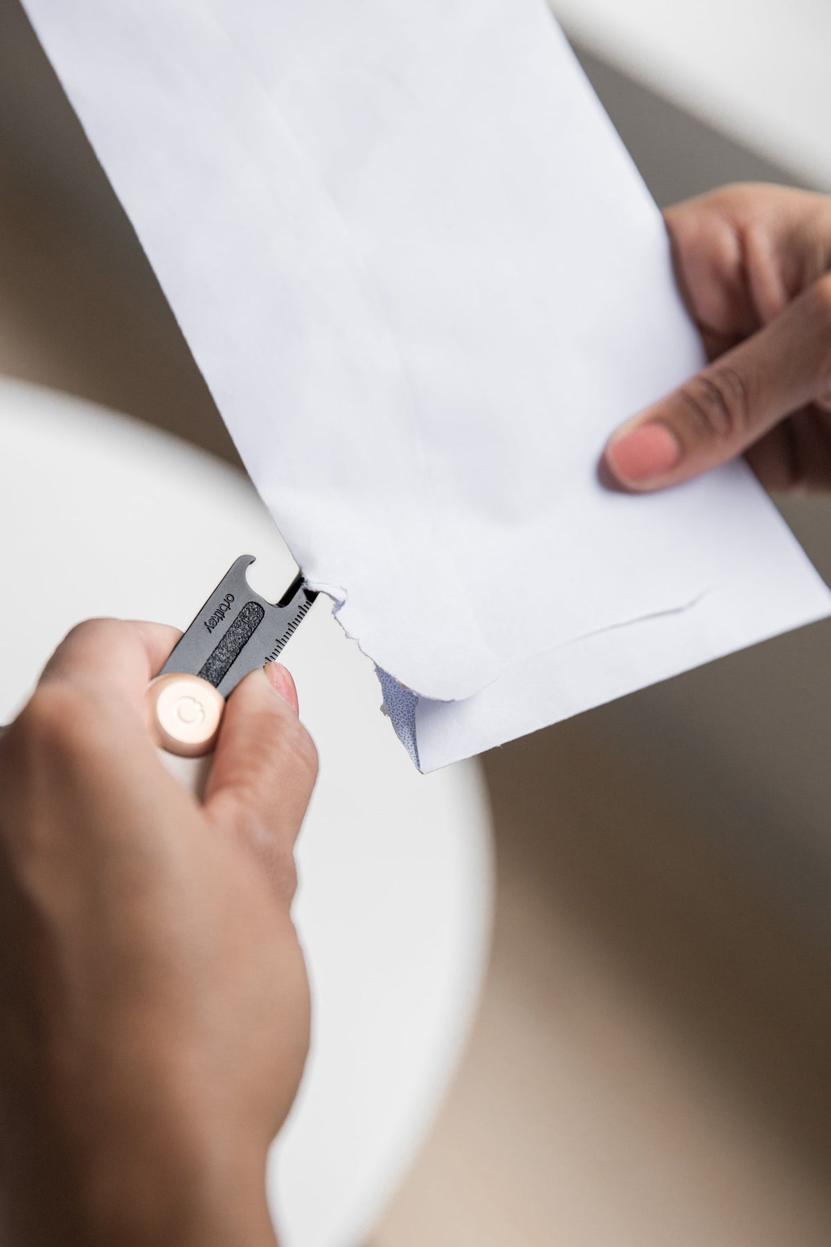 Outil multifonction Multi-Tool v2 Orbitkey — utilisé pour ouvrir une enveloppe