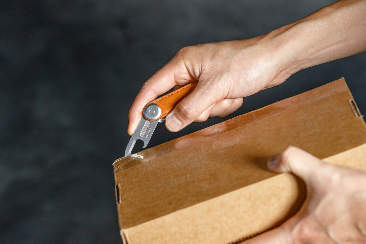Outil multifonction Multi-Tool v2 Orbitkey — utilisé pour ouvrir un carton