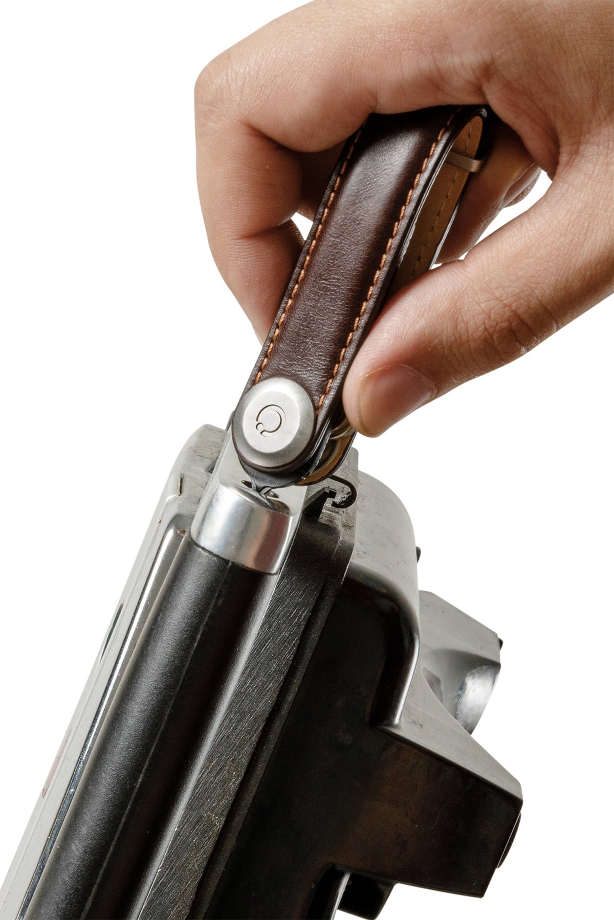Outil multifonction Multi-Tool v2 Orbitkey — utilisé sur un accessoire d’appareil photo