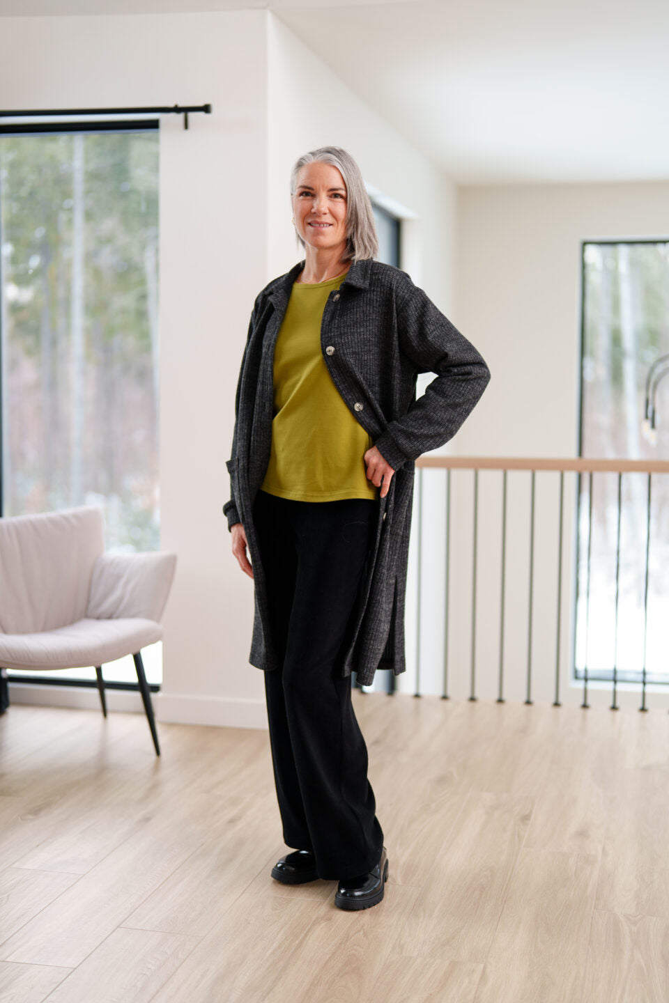 Pantalon palazzo Rigaud – Velours côtelé noir – vue portée 1 – Rien ne se perd, tout se crée