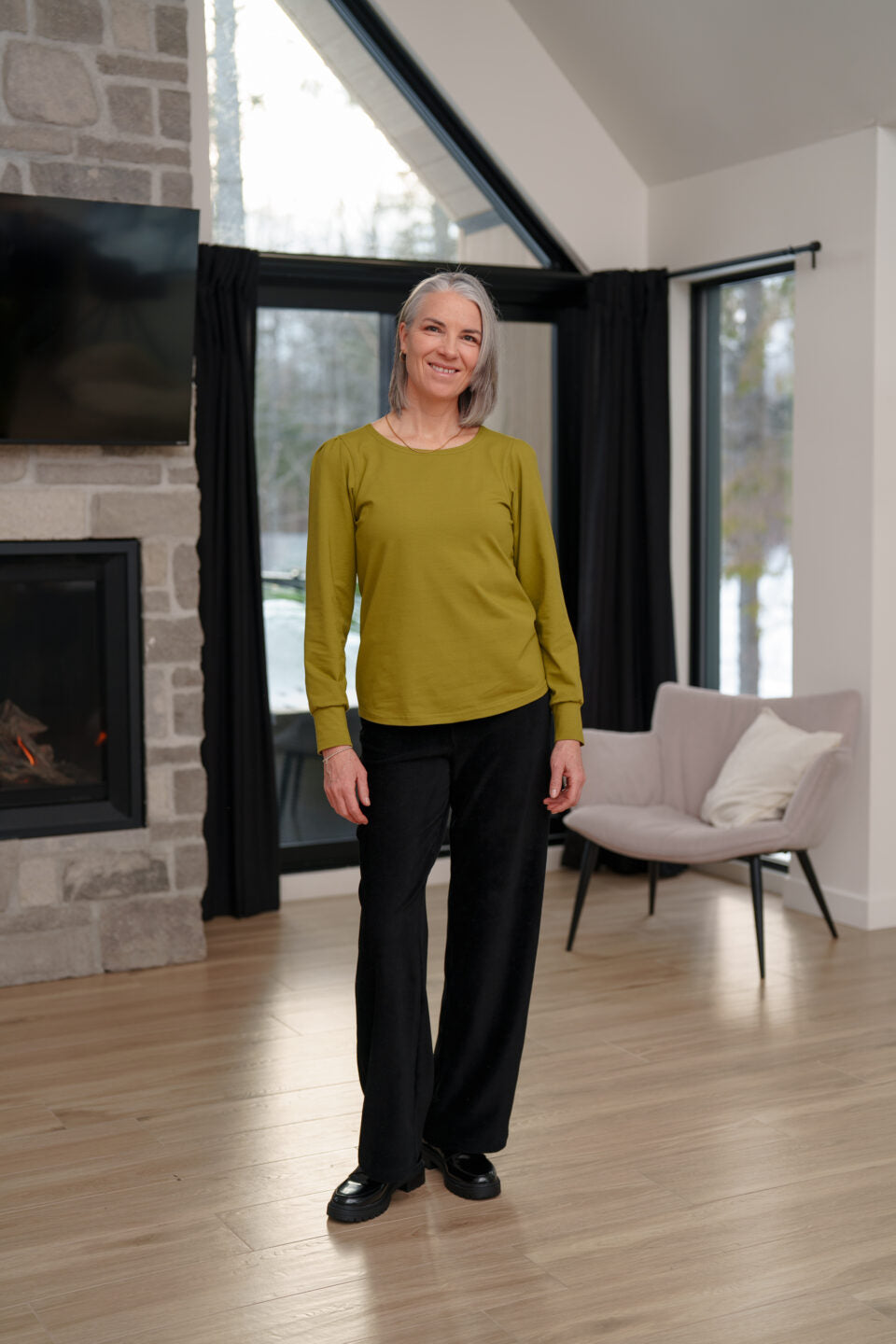 Pantalon palazzo Rigaud – Velours côtelé noir – vue portée 2 – Rien ne se perd, tout se crée
