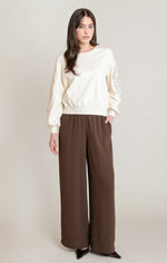 Pantalon à enfiler à jambe large Dex, coloris brun, vêtement porté en tenue
