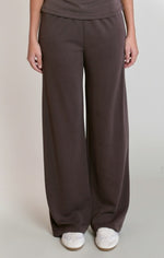 Pantalon à jambe large Dex, coloris brun doux, vêtement porté