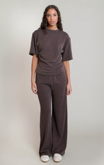 Pantalon à jambe large Dex, coloris brun doux, vêtement porté en tenue