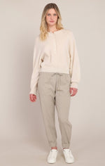 Pantalon à revers Dex, coloris avoine, vêtement porté en tenue