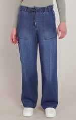 Pantalon en denim à jambe large Dex, coloris indigo délavé, vêtement porté