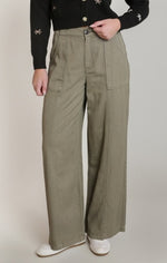 Pantalon en sergé à jambe large Dex, coloris kaki, vêtement porté