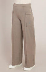 Pantalon en sergé à poches Dex, coloris taupe chaud, vêtement porté