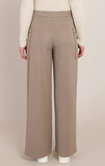 Pantalon en sergé à poches Dex, coloris taupe chaud, vue de dos