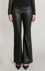 Pantalon en similicuir Dex, coloris noir, vêtement porté