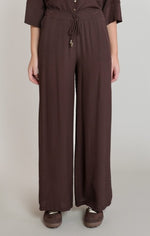 Pantalon fluide à jambe large Dex, coloris chocolat foncé, vêtement porté