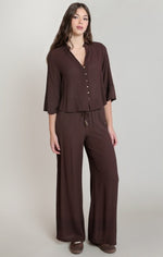 Pantalon fluide à jambe large Dex, coloris chocolat foncé, vêtement porté en tenue