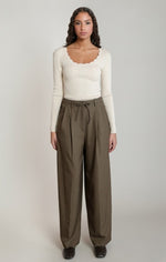 Pantalon plissé à cordon de serrage Dex, coloris taupe foncé, vêtement porté en tenue