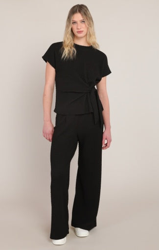 Pantalon texturé à jambe large Dex, coloris noir, vêtement porté en tenue