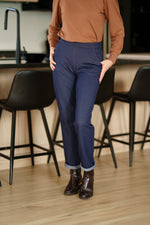 Pantalon Yamaska – Denim bleu – vue portée – Rien ne se perd, tout se crée