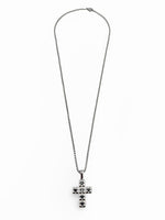 Pendentif croix Protection AJ&Co, finition argentée, avec chaîne et pierres noires.