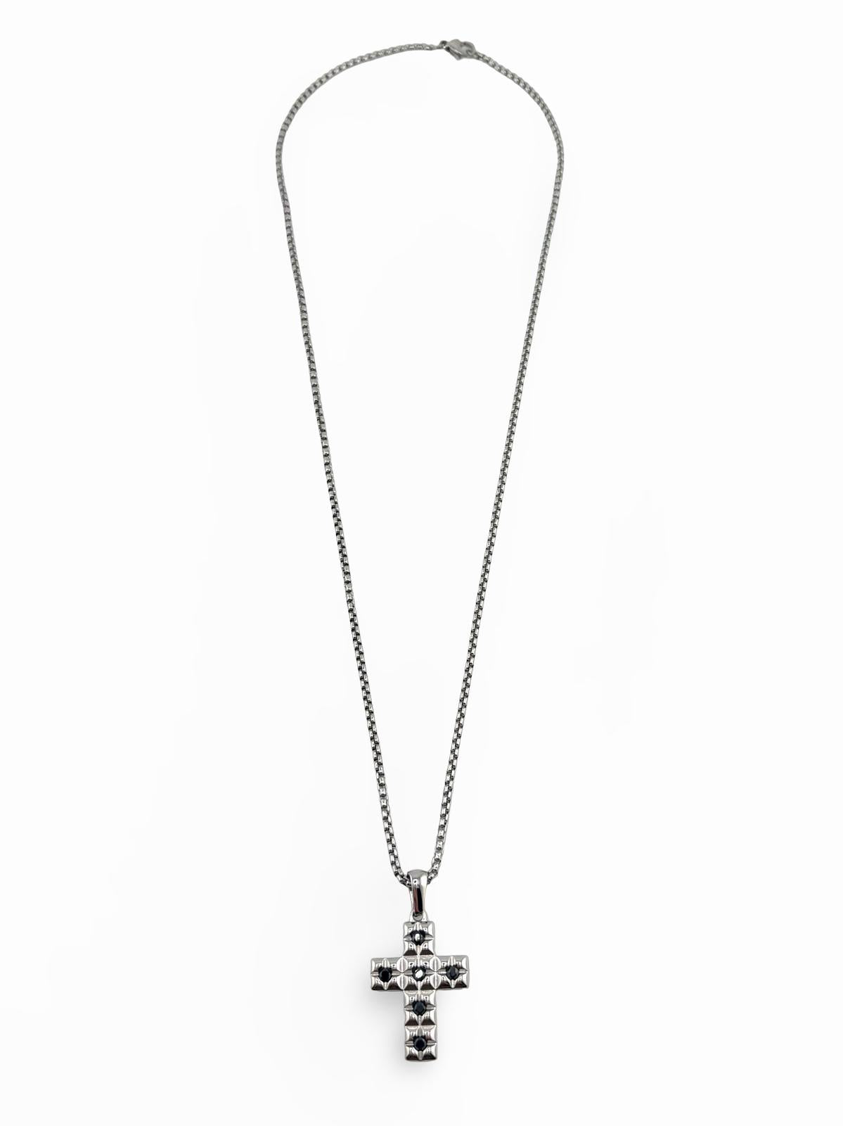Pendentif croix Protection AJ&Co, finition argentée, avec chaîne et pierres noires.