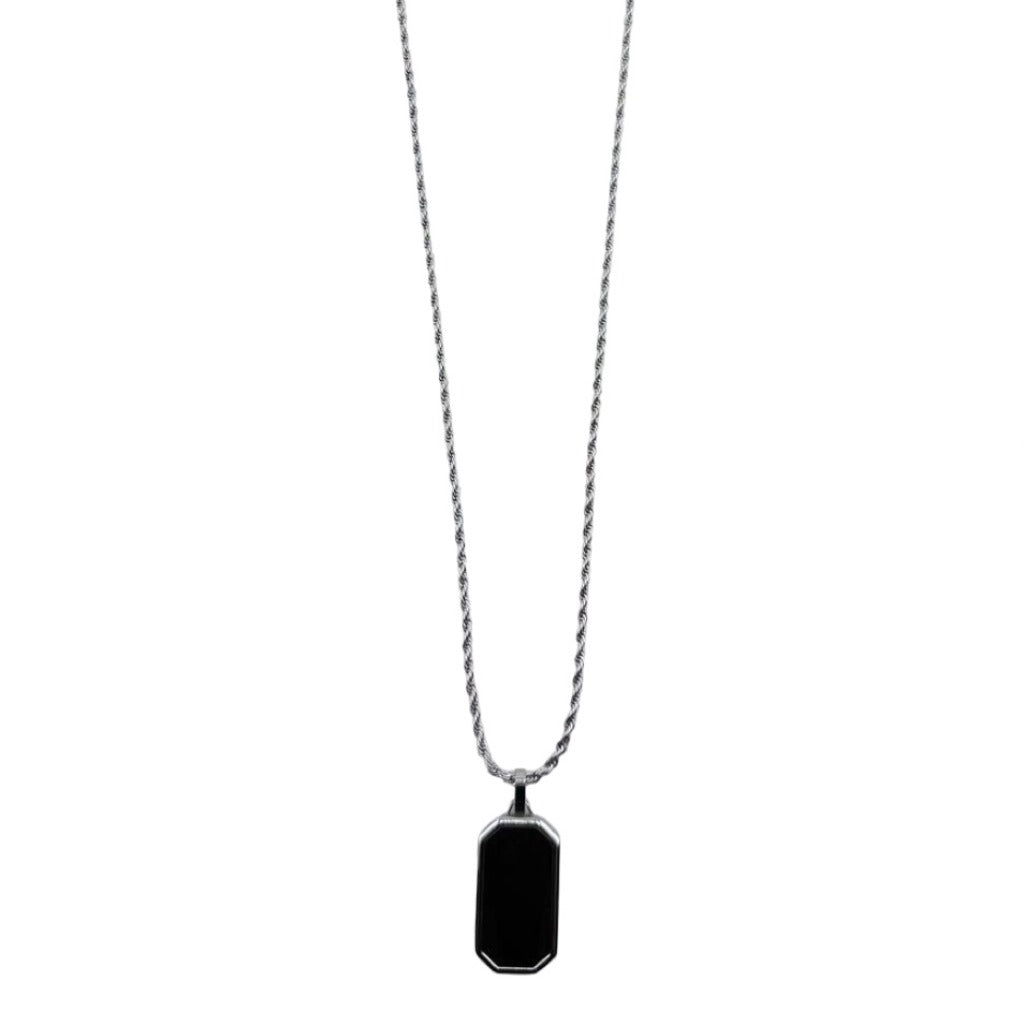 Pendentif Légendaire à plaque noire AJ&Co, finition argentée, avec chaîne.