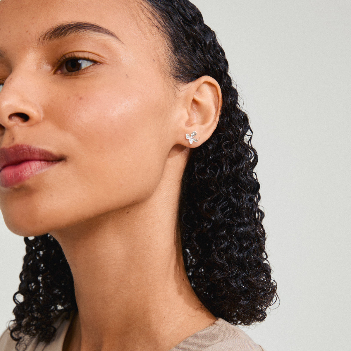 Boucles d'oreilles AGLAIA fleurs – finition plaquée argent de Pilgrim, vue 2