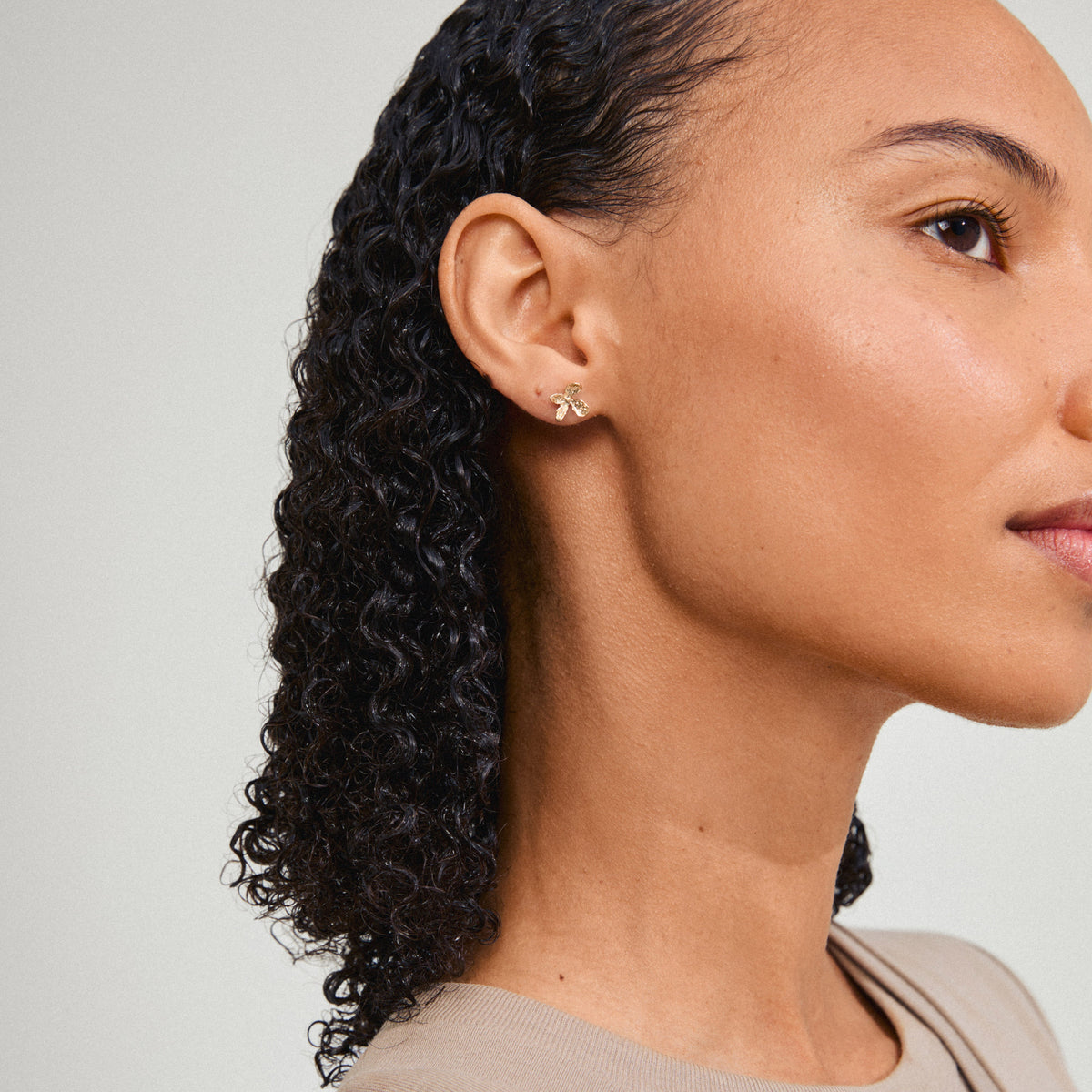 Boucles d'oreilles AGLAIA fleurs – finition plaquée or de Pilgrim, vue 2