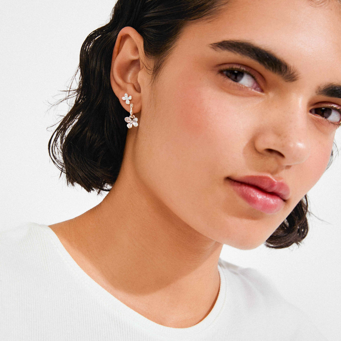Ajani boucles d'oreilles fleurs 2-en-1 – finition plaquée argent de Pilgrim, vue 2