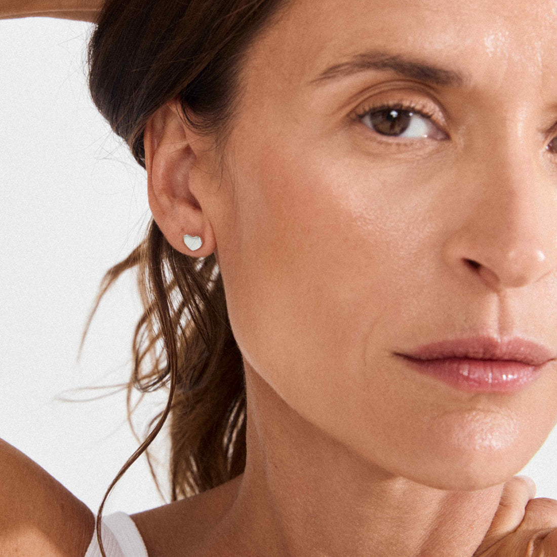 Arin boucles d'oreilles cœur plat – finition plaquée argent de Pilgrim, vue 2