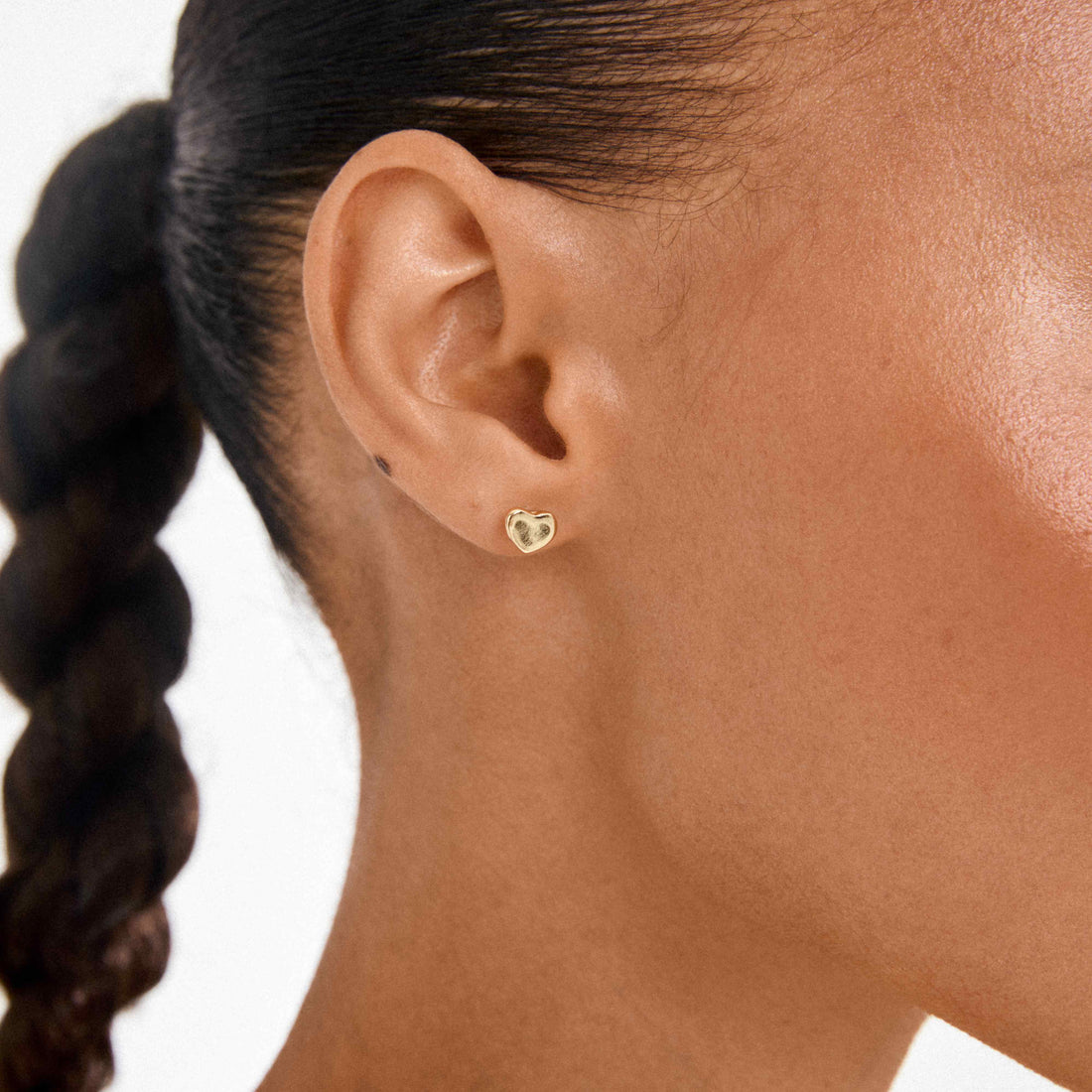 Arin boucles d'oreilles cœur plat – finition plaquée or de Pilgrim, vue 2