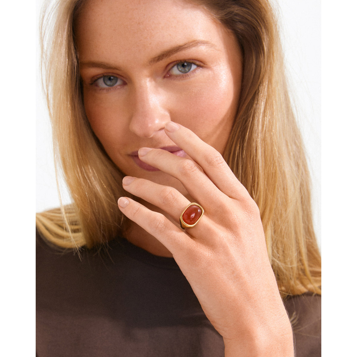 Bague chevalière NOW avec agate rouge – plaqué or de Pilgrim, vue 2