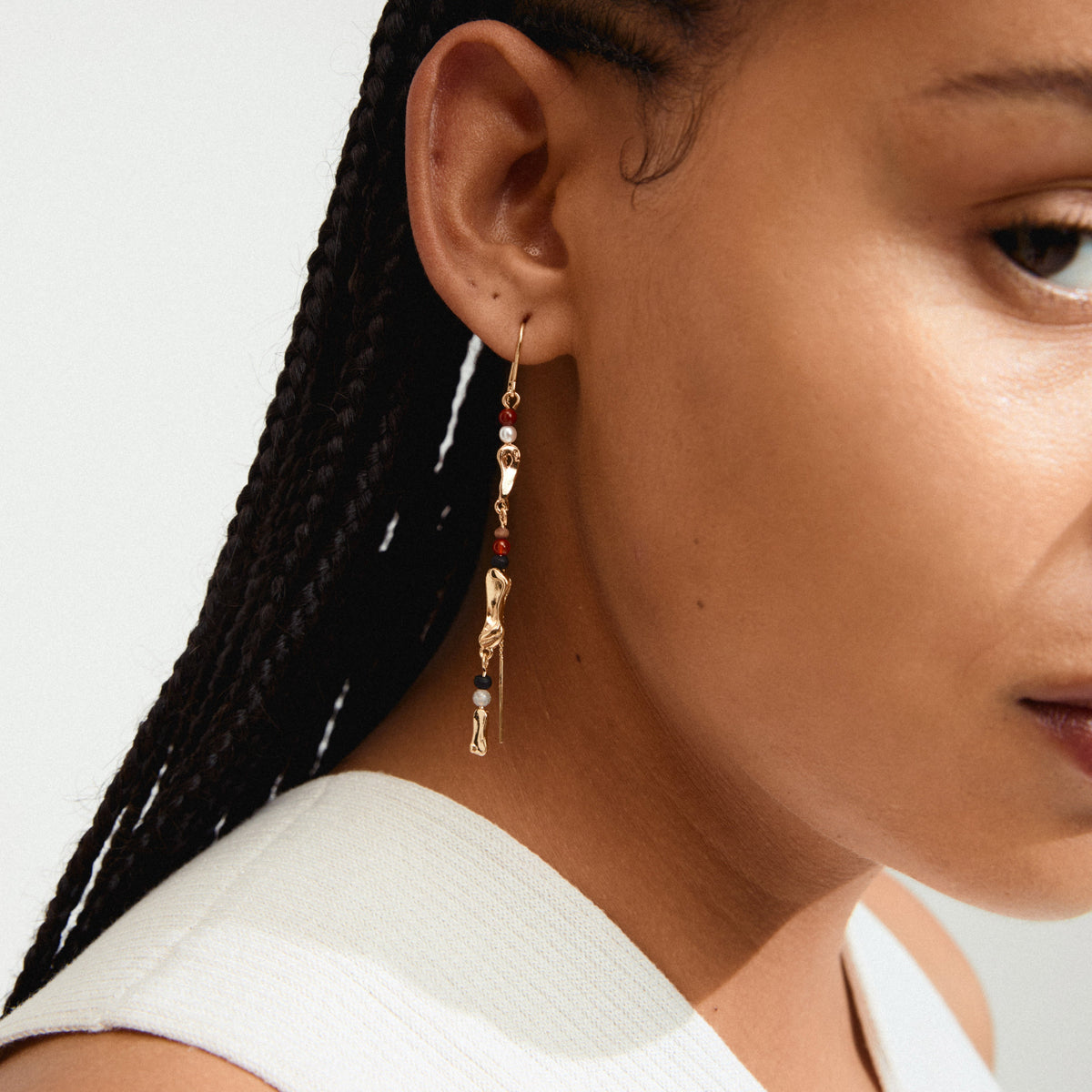 Boucles d’oreilles DAWN avec chaînes – finition plaquée or de Pilgrim, vue 2