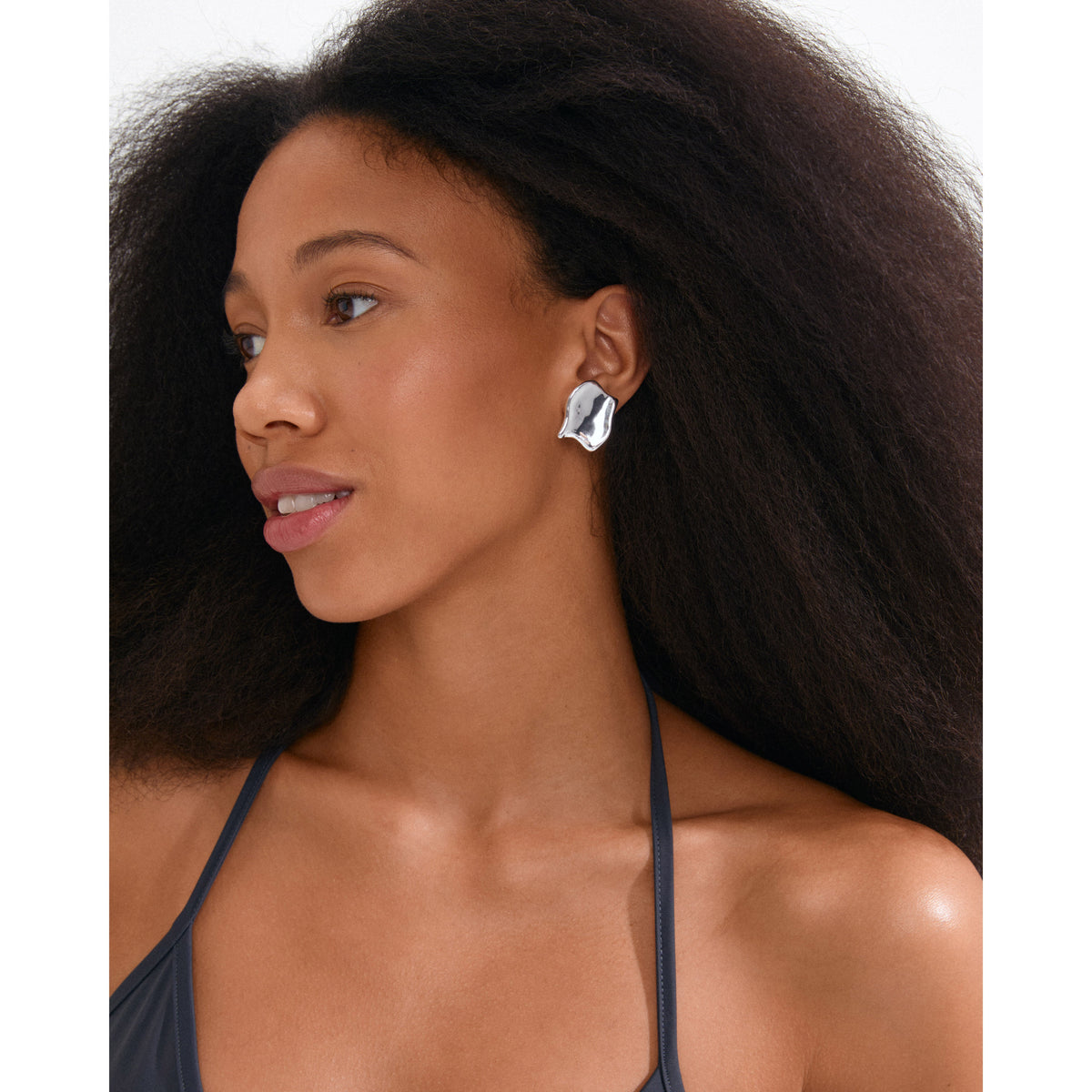 Boucles d’oreilles ELYS sculpturales – plaqué argent de Pilgrim, vue 2