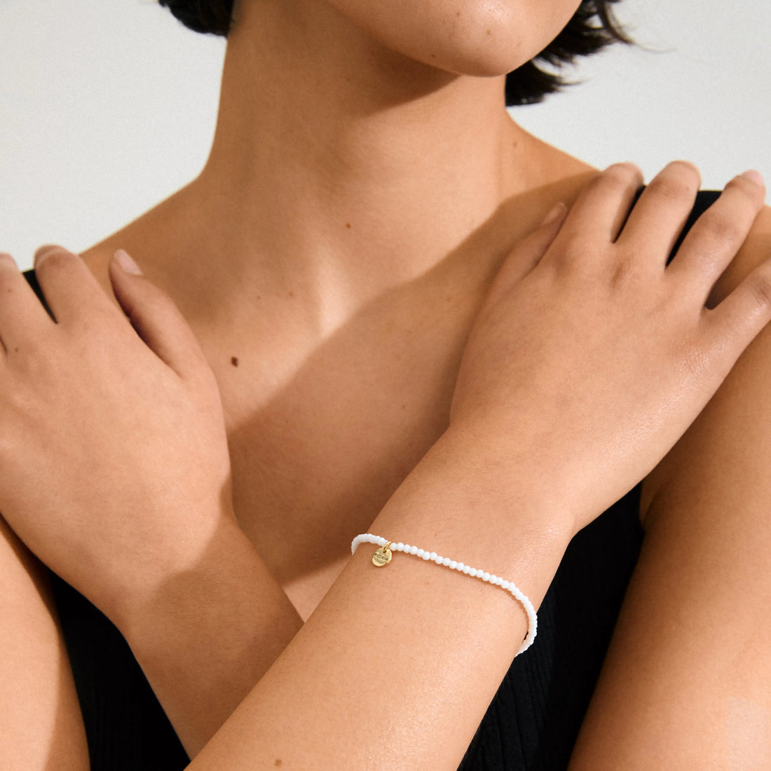 Bracelet INDIE blanc – finition plaquée or de Pilgrim, vue 2