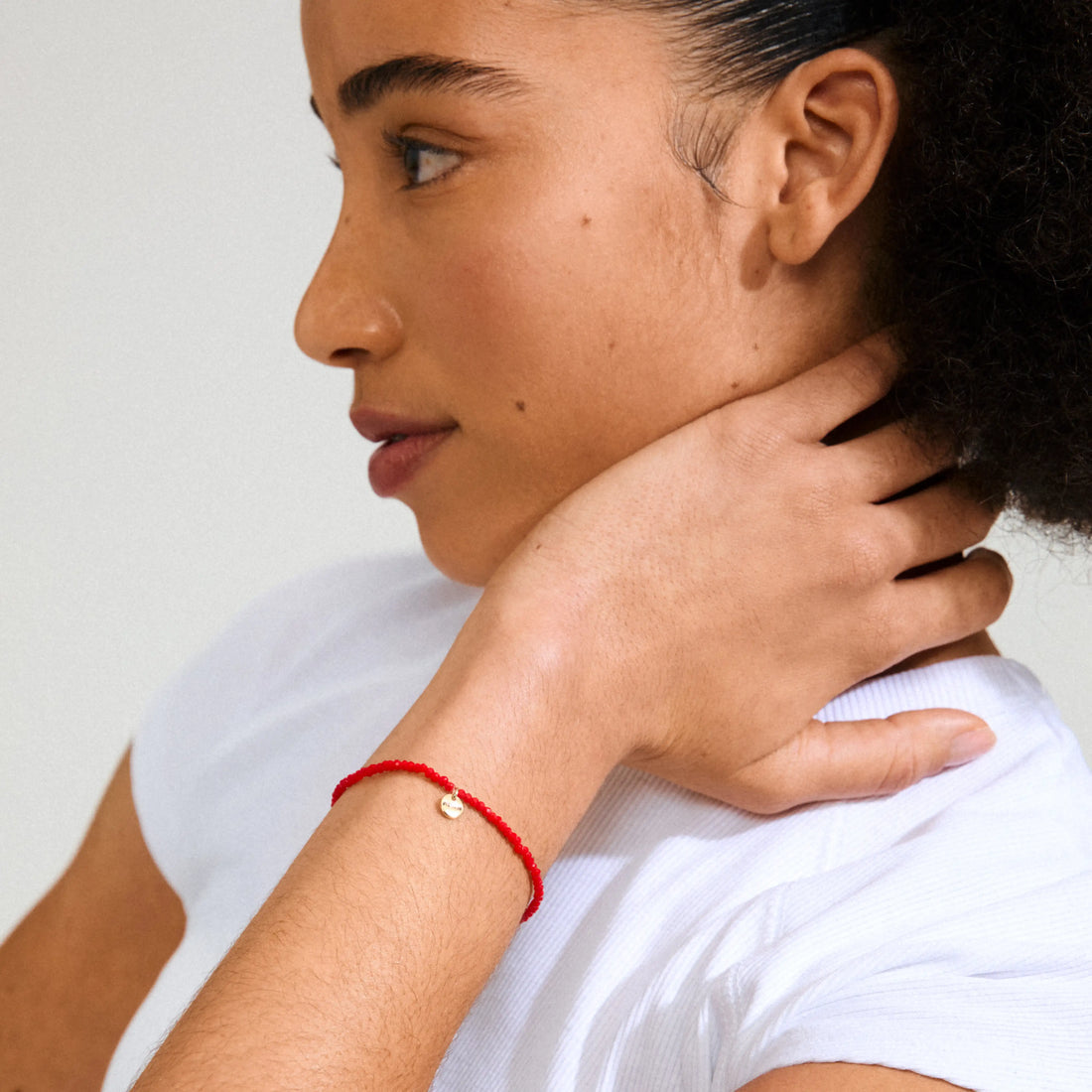 Bracelet INDIE rouge – finition plaquée or de Pilgrim, vue 2