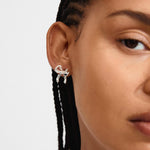 Boucles d'oreilles CASSIAN forme de boucle – finition plaquée argent de Pilgrim, vue 2