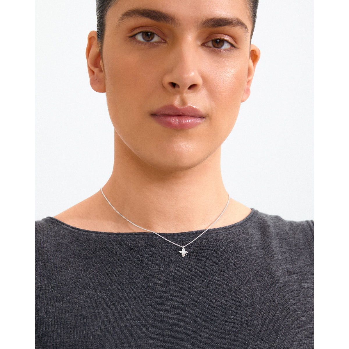 Collier TRACE avec pendentif fleur – plaqué argent de Pilgrim, vue 2