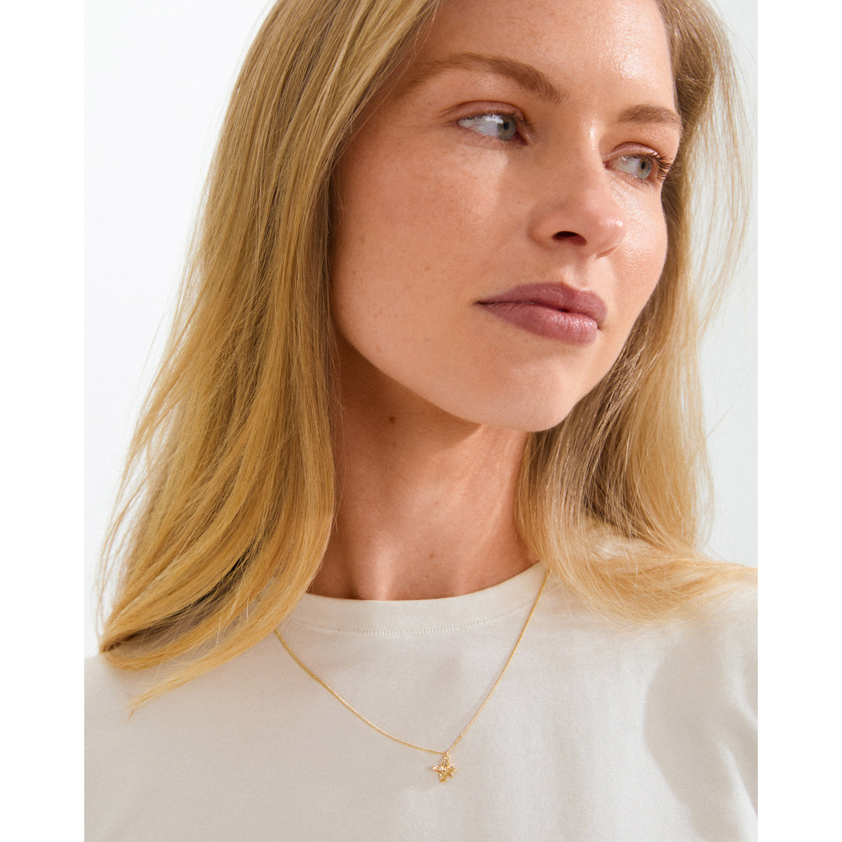 Collier TRACE avec pendentif fleur – plaqué or de Pilgrim, vue 2