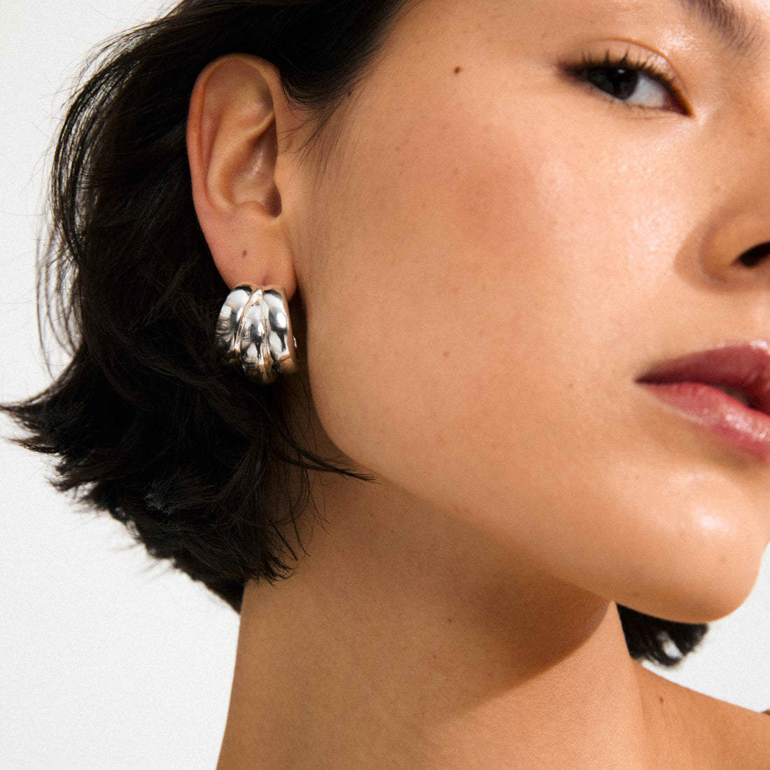 Boucles d’oreilles DAMIA demi-anneaux – finition plaquée argent de Pilgrim, vue 2
