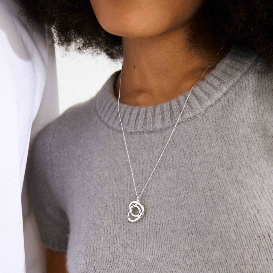 Collier DIEGO à pendentif spirale – finition plaquée argent de Pilgrim, vue 2