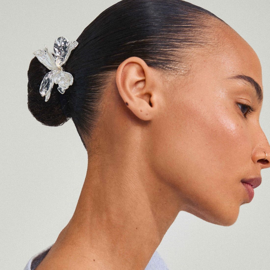 Élastique à cheveux DREAM avec fleur – finition plaquée argent de Pilgrim, vue 2