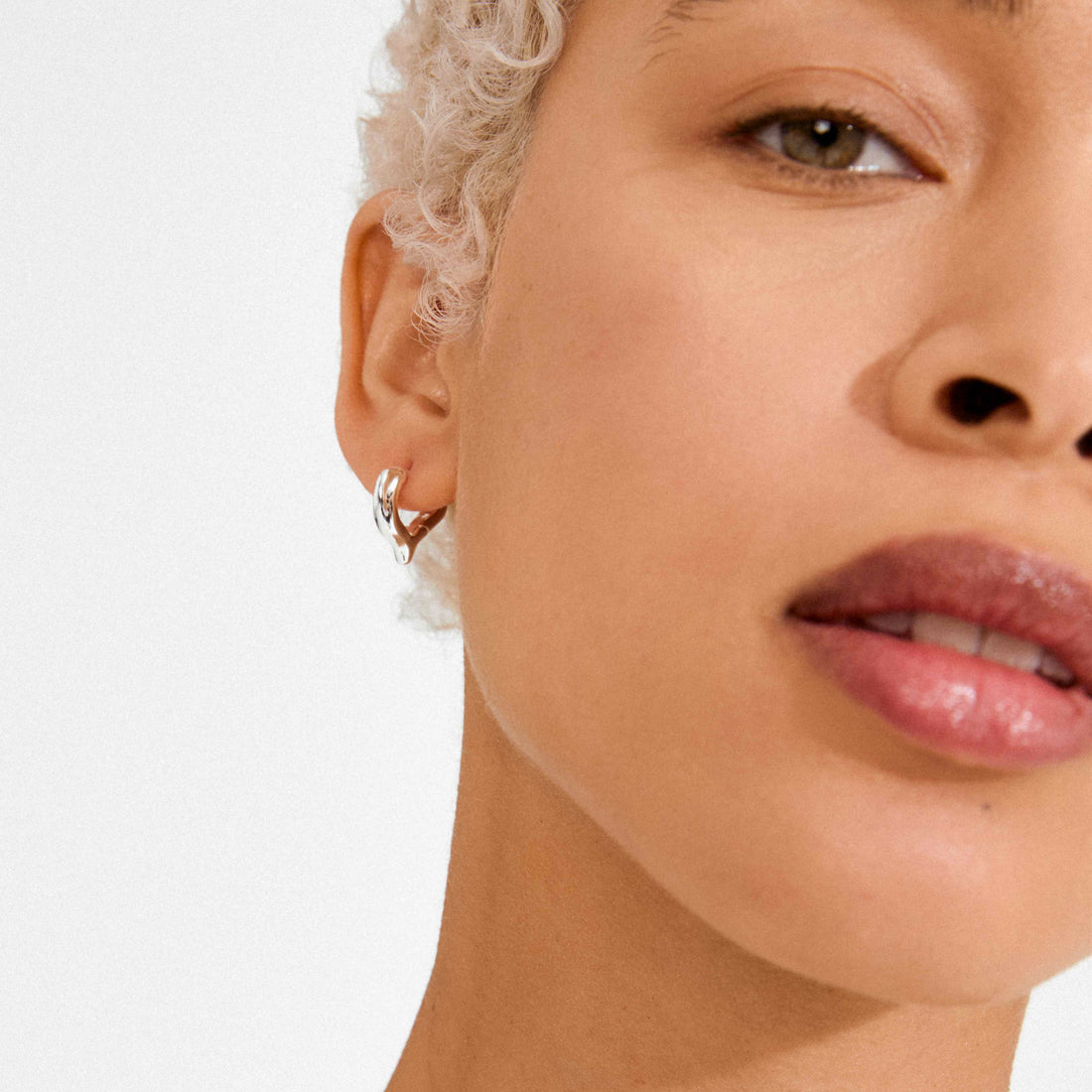 Iris boucles d'oreilles anneaux cœur – finition plaquée argent de Pilgrim, vue 2
