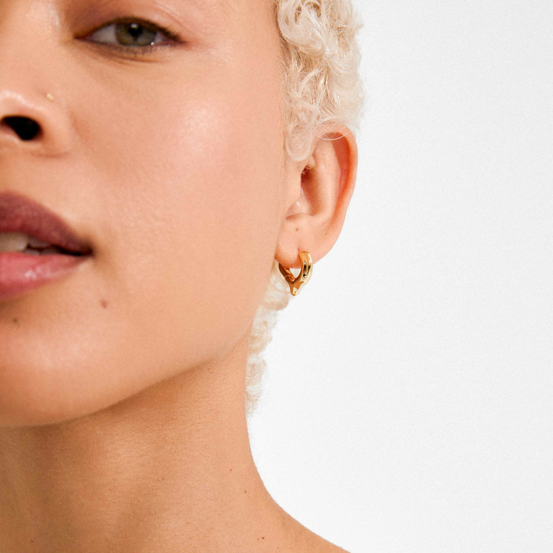 Iris boucles d'oreilles anneaux cœur – finition plaquée or de Pilgrim, vue 2