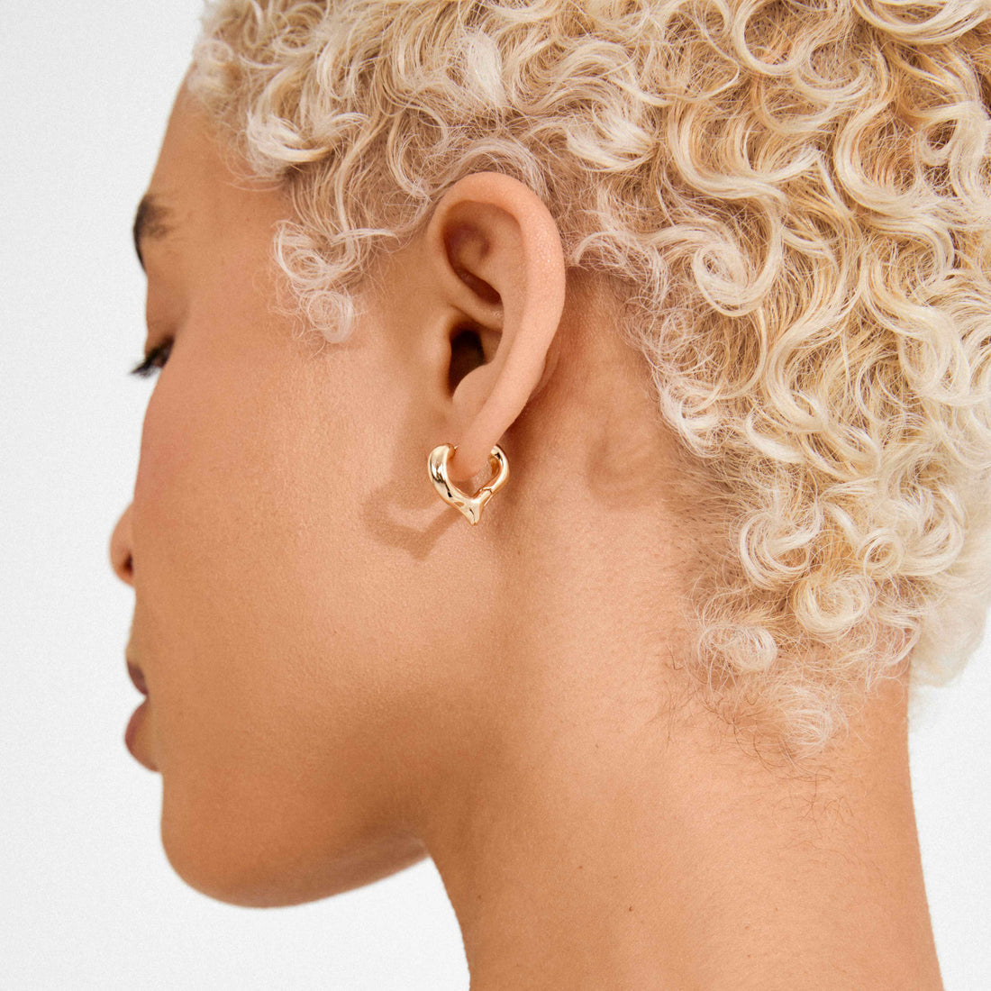 Iris boucles d'oreilles anneaux cœur – finition plaquée or de Pilgrim, vue 3
