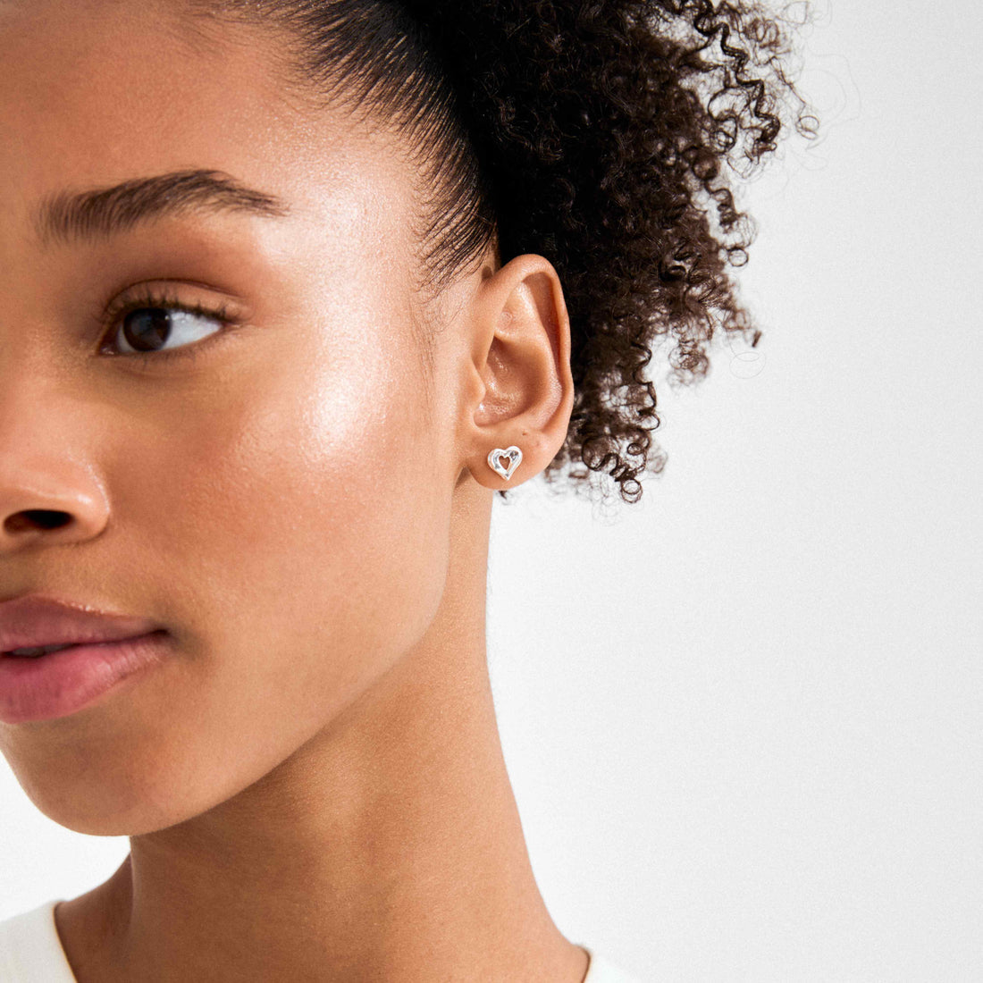 Iris boucles d'oreilles cœur – finition plaquée argent de Pilgrim, vue 2