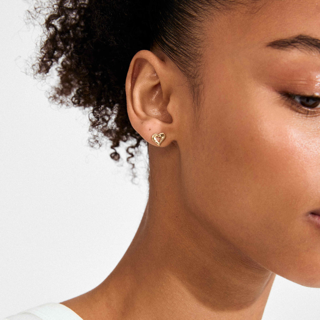 Iris boucles d'oreilles cœur – finition plaquée or de Pilgrim, vue 2
