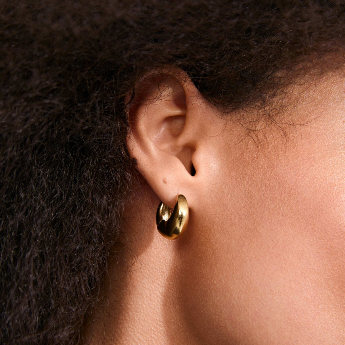 Boucles d'oreilles KAIROA épaisses – finition plaquée or de Pilgrim, vue 2